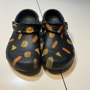 Crocs Bistro Hamburger/Hotdogs/Pizza Men's 4 women’s 6 fast food